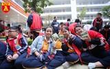 Học sinh Hà Nội thích thú thi gói bánh chưng, giã bánh dày, viết thư pháp